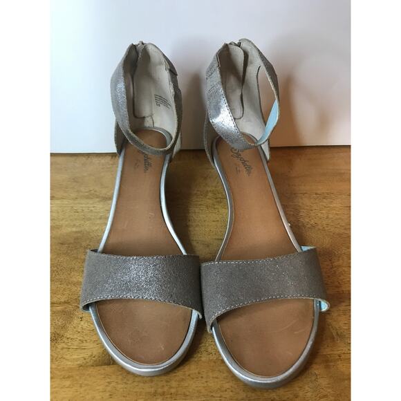 Seychelles Silver Leather Low Wedge Ankle Strap Sandals Size 10 - Picture 3 of 9